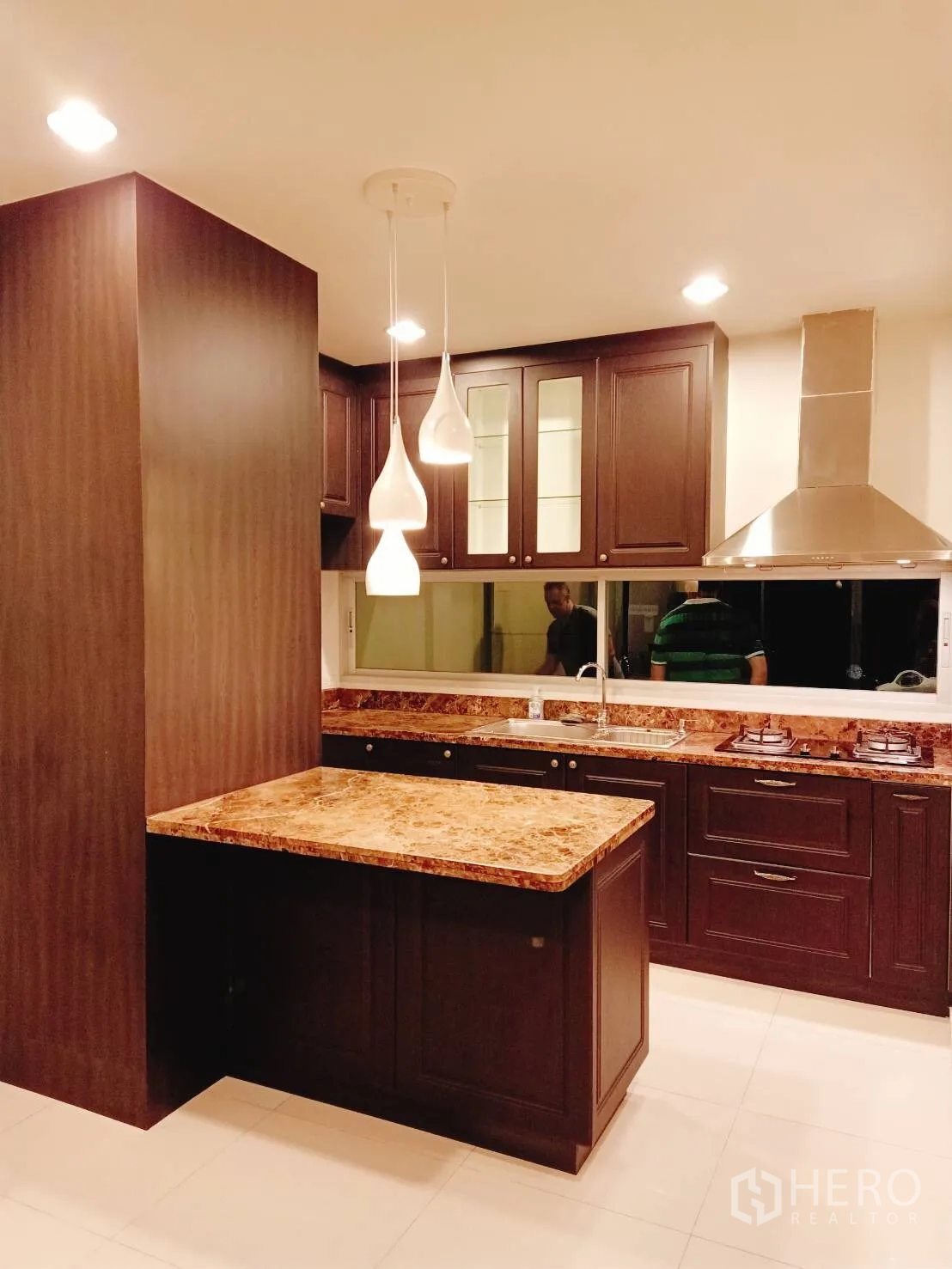 Townhouse for rent in Suan Luang, Bangkok - L-shaped kitchen with pendant lights, marble countertops, sink and wide window