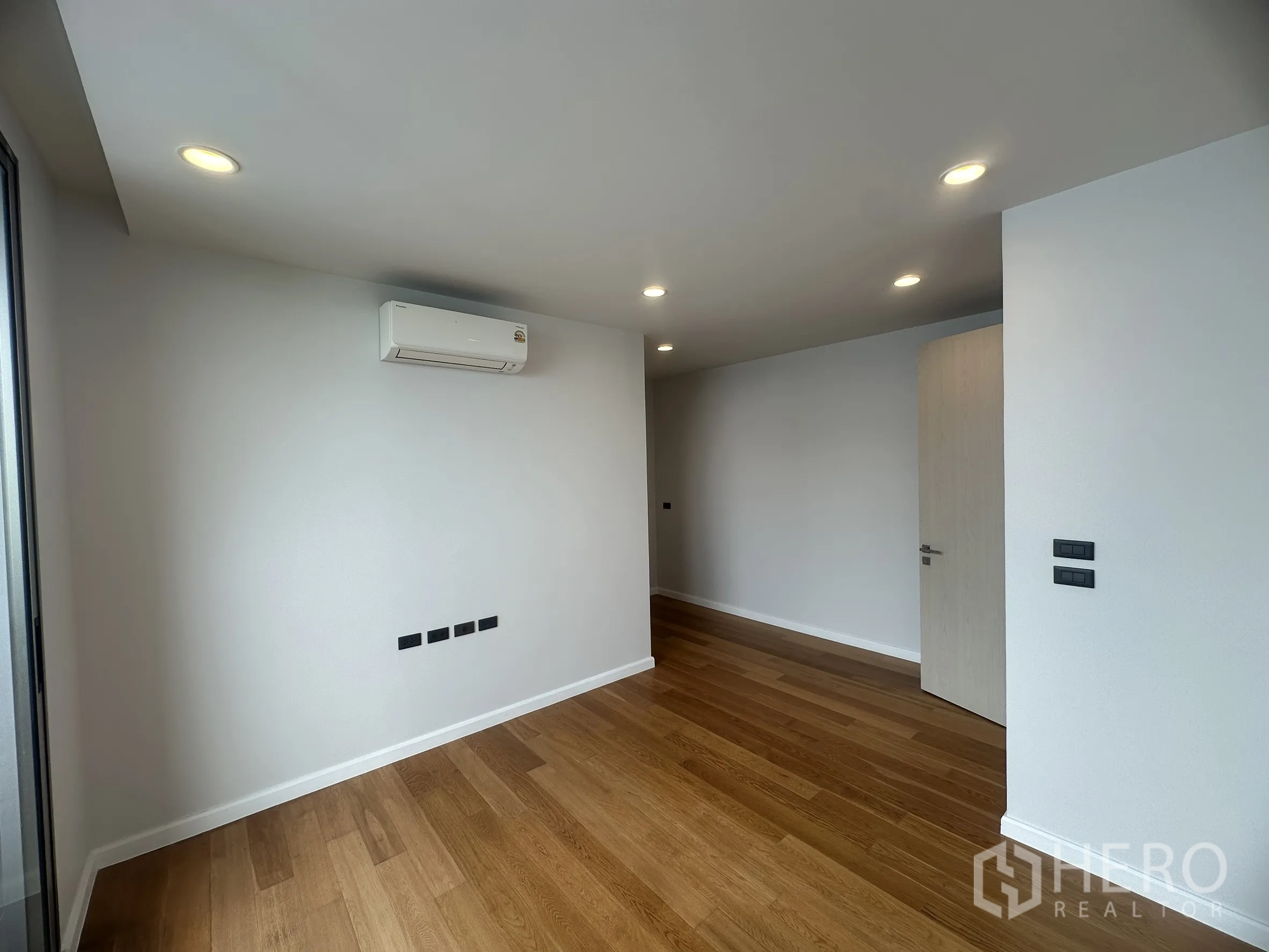 Property Image #4 for property HRE00649