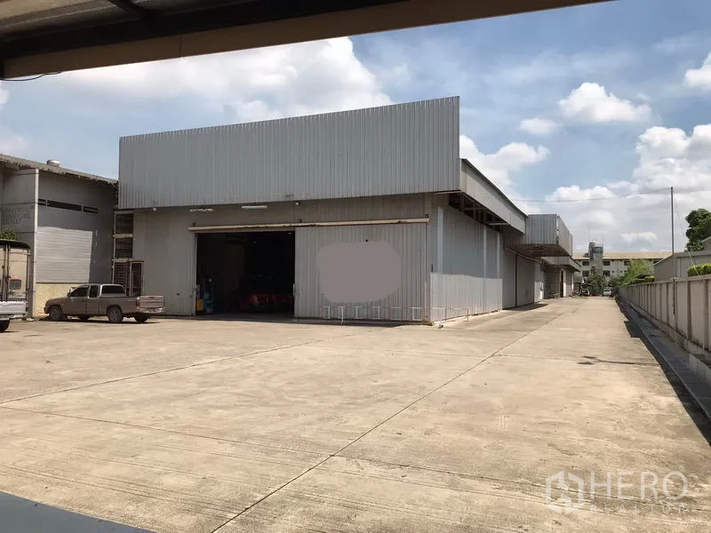 คลังสินค้า ให้เช่าในMueang Samut Sakhon, Samut Sakhon - ลานด้านหน้าเทคอนกรีตกว้าง พร้อมช่องโหลดสินค้าอาคารเมทัลชีท