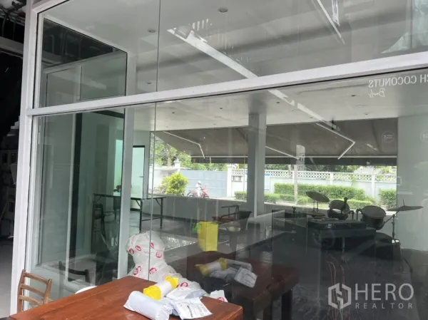 Retail Space for rent in Khlong Toei, Bangkok - Wide glass facade providing street visibility and natural light.