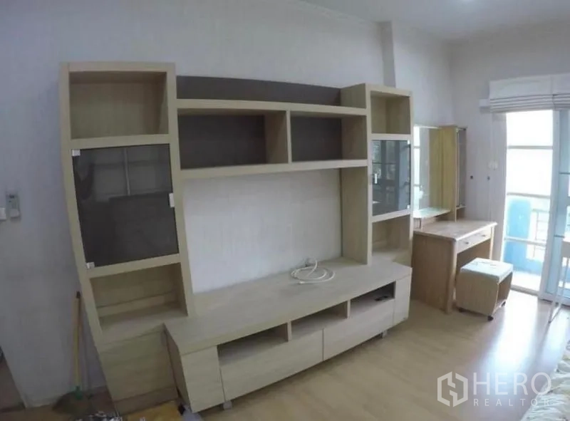 独立式住宅 出售 - 浅木色内置收纳墙与梳妆台，临近阳台
