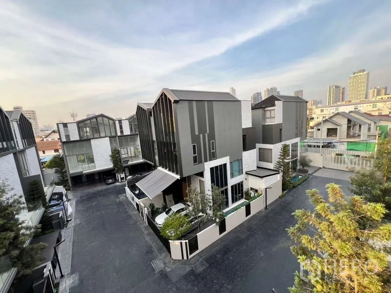 Townhouse for rent in Phra Khanong, Bangkok - Contemporary gated townhouse community in Phra Khanong with city skyline views.