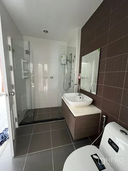 Townhouse for sale in Bang Kapi, Bangkok - Contemporary bathroom with shower, water heater, vanity and toilet.