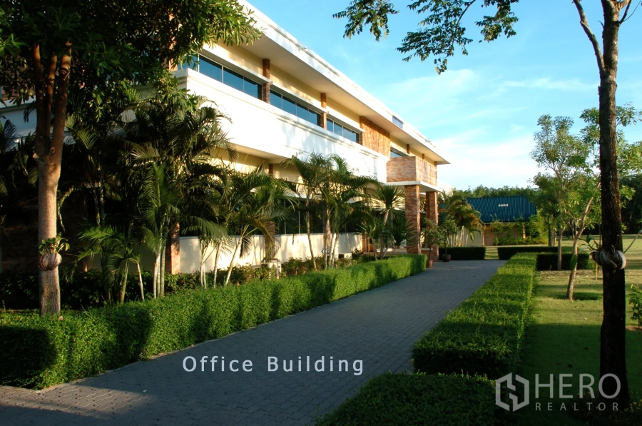 โรงงาน for sale in Khao Chamao, Rayong - อาคารสำนักงาน 2 ชั้น สไตล์โมเดิร์น กระจกบานกว้าง ผนังอิฐตกแต่ง รายล้อมด้วยสวนทรอปิคอล