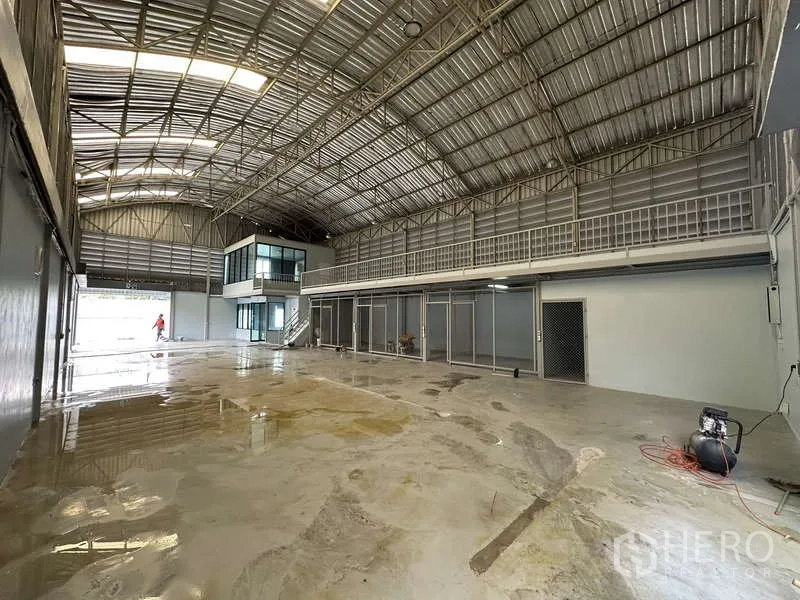 货栈 出租在Pak Kret, Nonthaburi - 宽阔生产区，夹层走道与多扇卷闸门