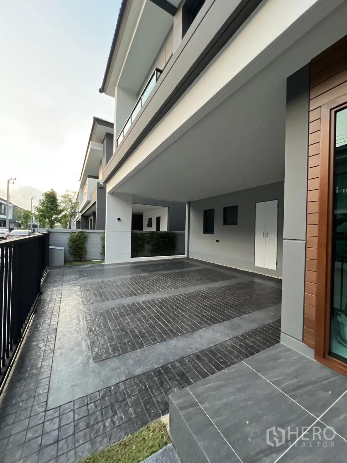 Detached House for rent in Bang Phli, Samut Prakan - Covered carport with tiled driveway and balcony above, parking for three cars.