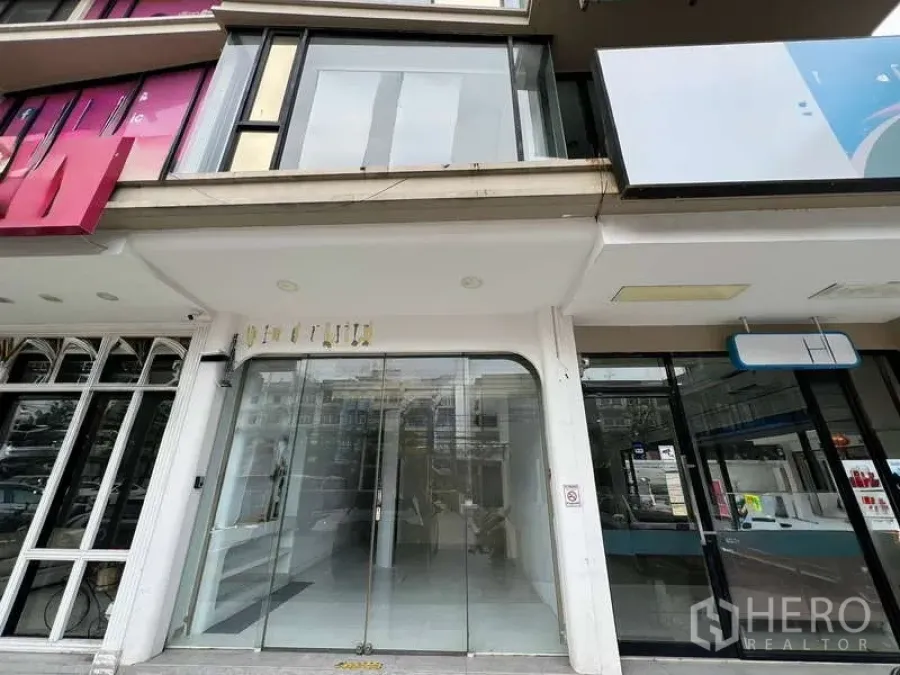 带办公室的家 出租在Suan Luang, Bangkok - 曼谷Suan Luang区多层商住两用房的街铺式玻璃门面与阳台。