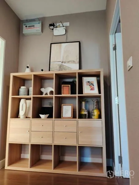 Detached House for rent in Bang Phli, Samut Prakan - Upper hall with built-in wooden shelving and décor accents.
