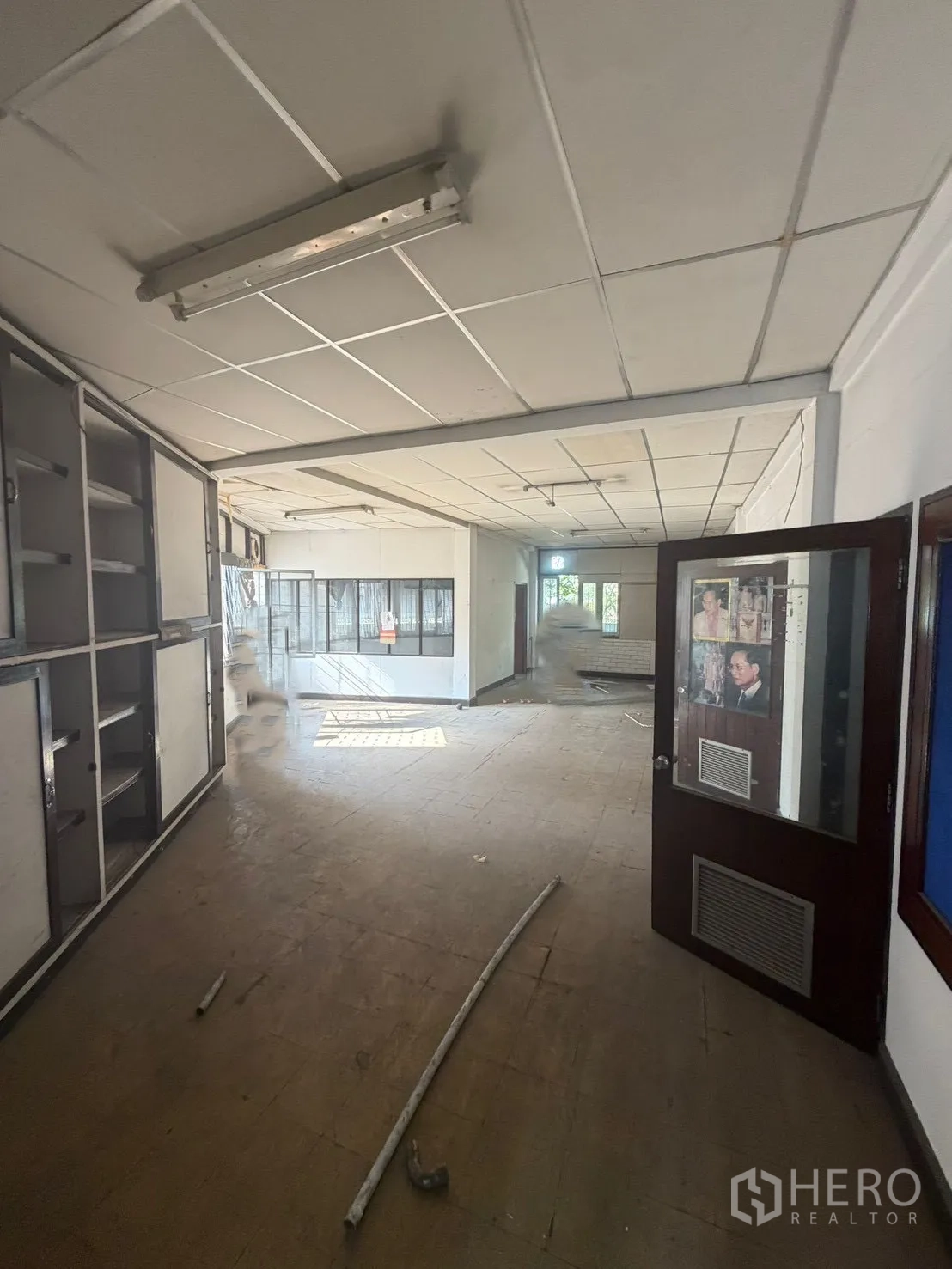 ตึกแถว for rent in Watthana, Bangkok - ห้องชั้นบนมีตู้บิวท์อินเก่าและพื้นสภาพใช้งาน.