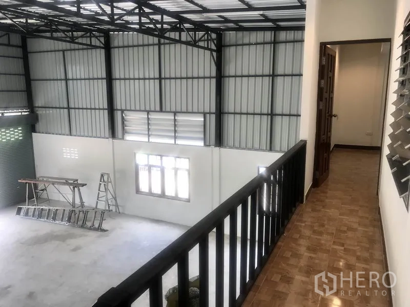 货栈 出租在Lam Luk Ka, Pathum Thani - 夹层走道俯瞰开放式仓库，设卷帘门与采光窗