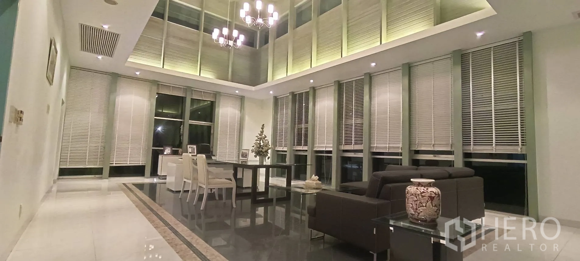 โรงงาน ขายในMueang Samut Sakhon, Samut Sakhon - ห้องผู้บริหาร เพดานสูง โคมระย้า และมู่ลี่ปิดทึบ