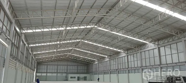 Warehouse for rent or sale in Lam Luk Ka, Pathum Thani - Wide clear-span storage hall with smooth floor and ventilation panels.
