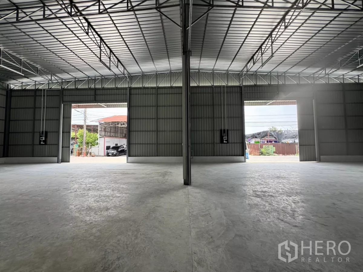 货栈 出租在Lam Luk Ka, Pathum Thani - 室内望向两道大型推拉门开口，采光良好，装卸便捷。