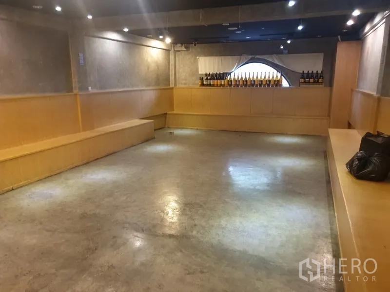 店屋 出租在Khlong Toei, Bangkok - 开放式楼层，水泥地与环绕木座位，配拱形窗台陈列。
