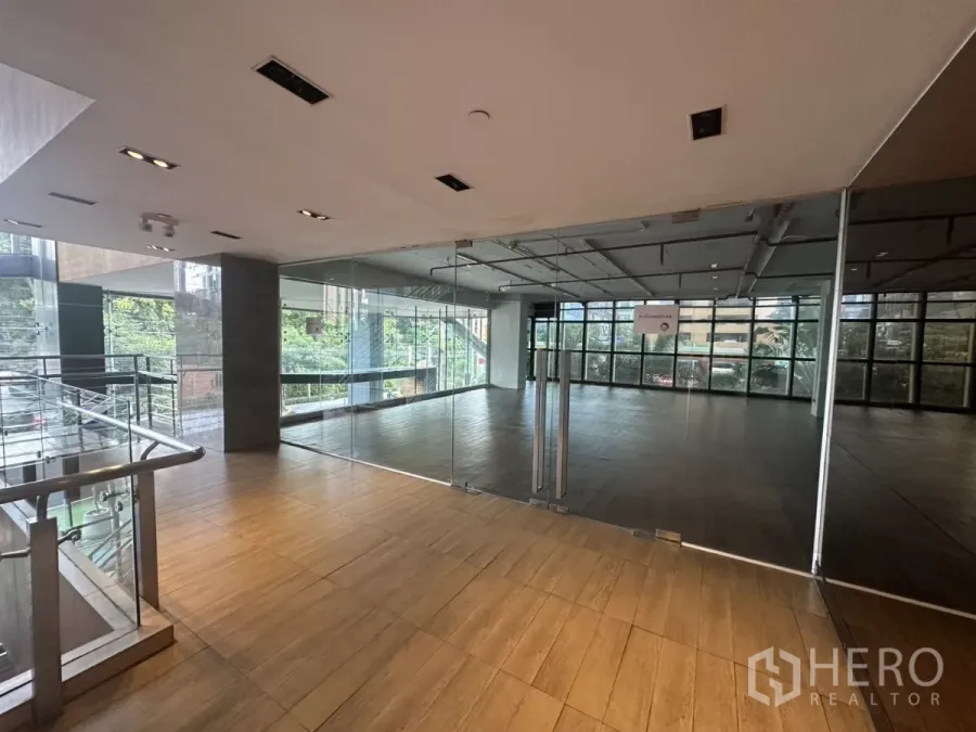 零售空间 出租 - 玻璃门面零售入口，木地板与城市景观，靠近BTS Ekkamai。