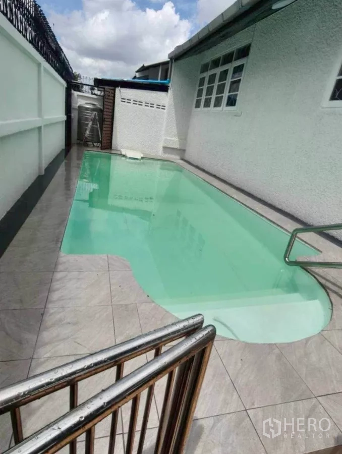 独立式住宅 出租在Huai Khwang, Bangkok - 住宅侧边的私人泳池，配防滑瓷砖平台
