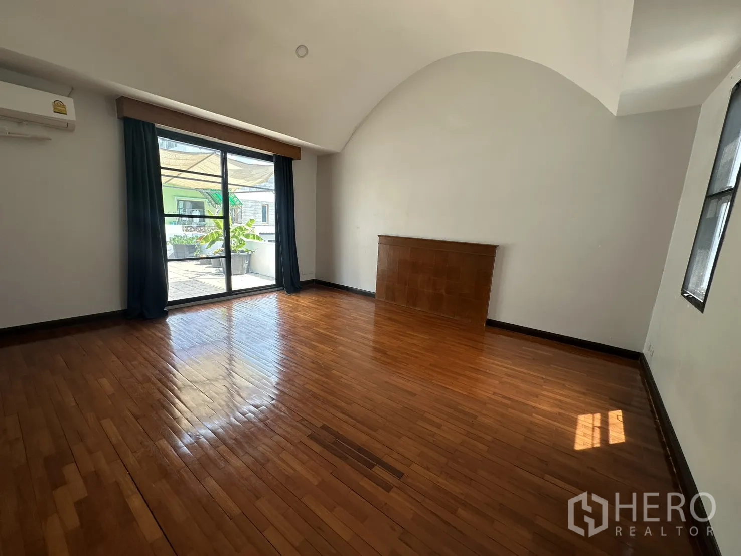 Detached House for rent in Watthana, Bangkok - Bedroom with arched ceiling and sliding doors to a terrace.