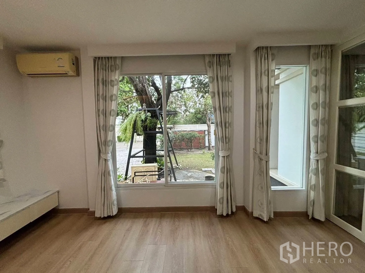 Detached House for rent in Bang Kapi, Bangkok - Corner room with large picture windows overlooking green yard.