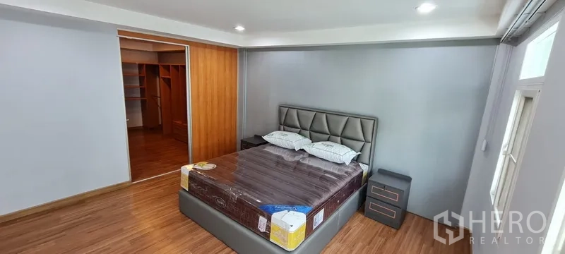 带办公室的家 出租 - 主卧配大床，推拉门连通更衣间