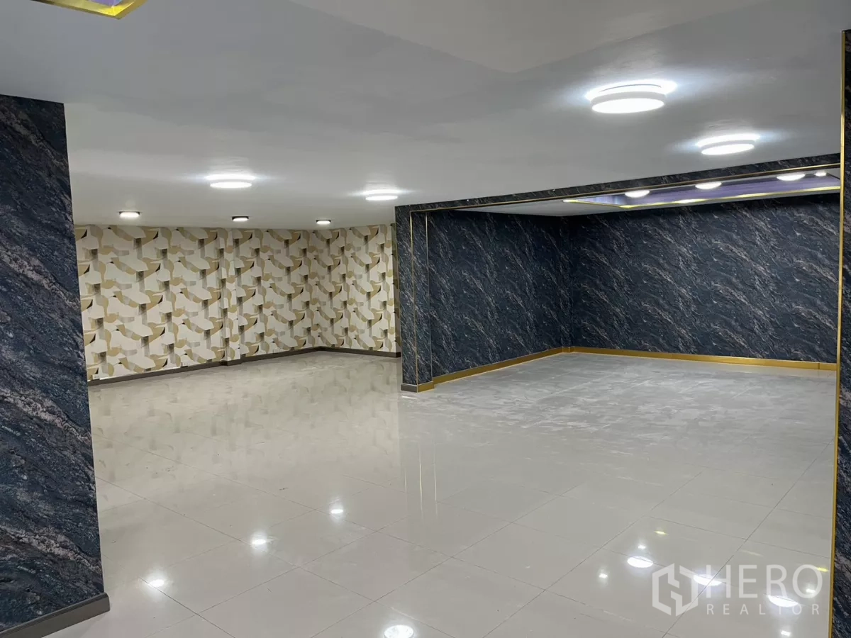 独立式住宅 出租在Watthana, Bangkok - 大型多功能瓷砖房，现代顶灯与装饰墙面。