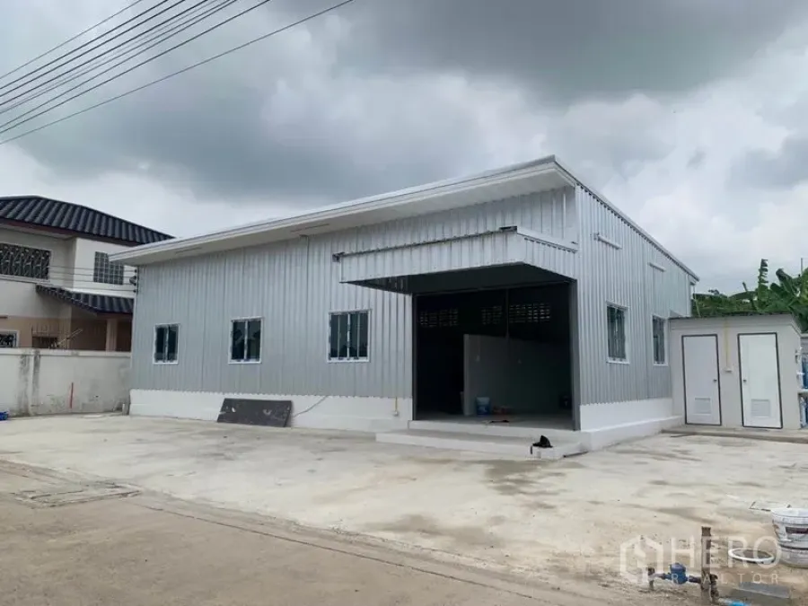 Warehouse for rent or sale in Thanyaburi, Pathum Thani - Modern metal-clad warehouse with wide concrete yard and loading bay in Thanyaburi, Pathum Thani.