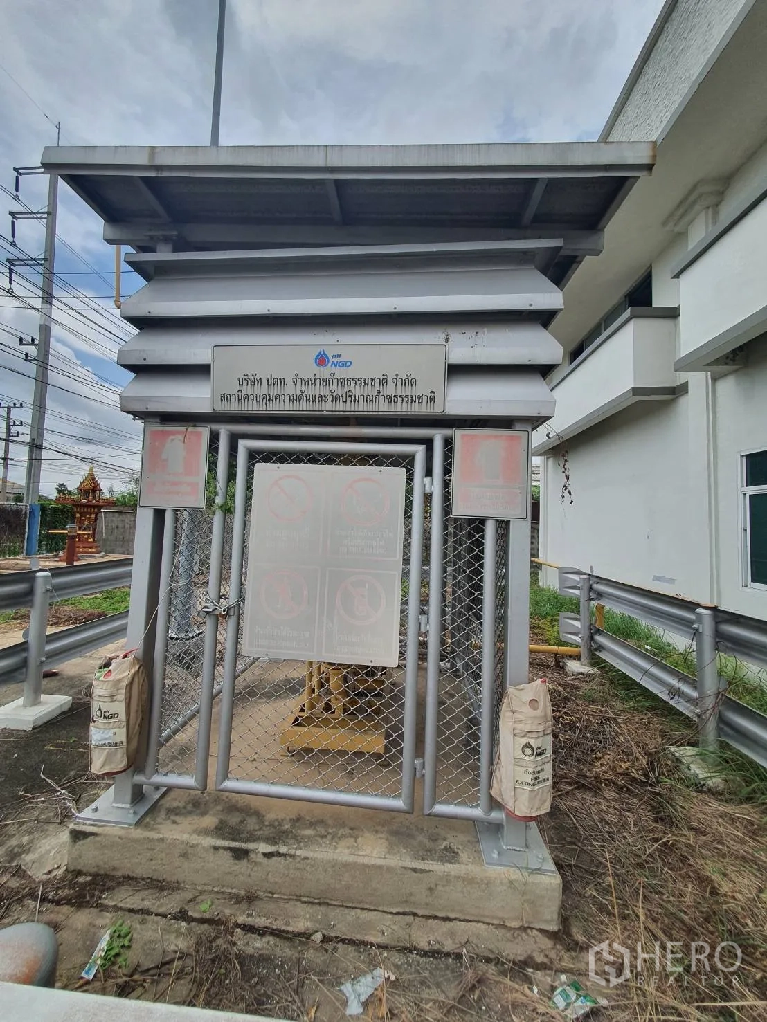โกดัง for rent in Phra Nakhon Si Ayutthaya, Phra Nakhon Si Ayutthaya - ตู้สาธารณูปโภคที่ล้อมรั้วอย่างปลอดภัยข้างอาคารโกดัง