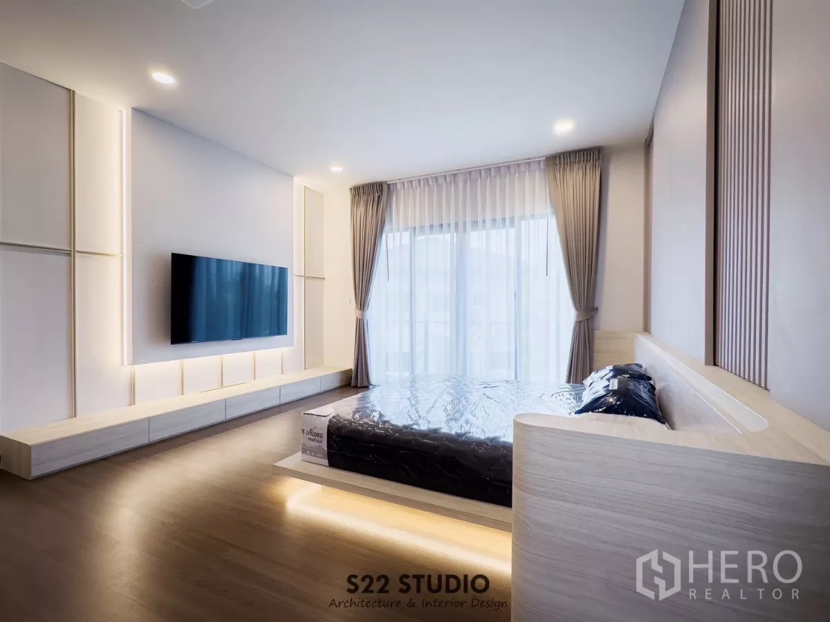 Detached House for rent in Bang Phli, Samut Prakan - Master bedroom view to TV wall with floating cabinet and underlit platform bed.
