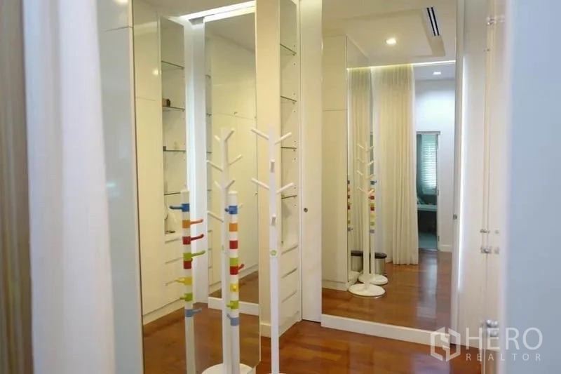 บ้าน ขายในPak Kret, Nonthaburi - โถงชั้นบนพร้อมตู้บิวท์อินกระจกเงาและพื้นไม้สวยงาม