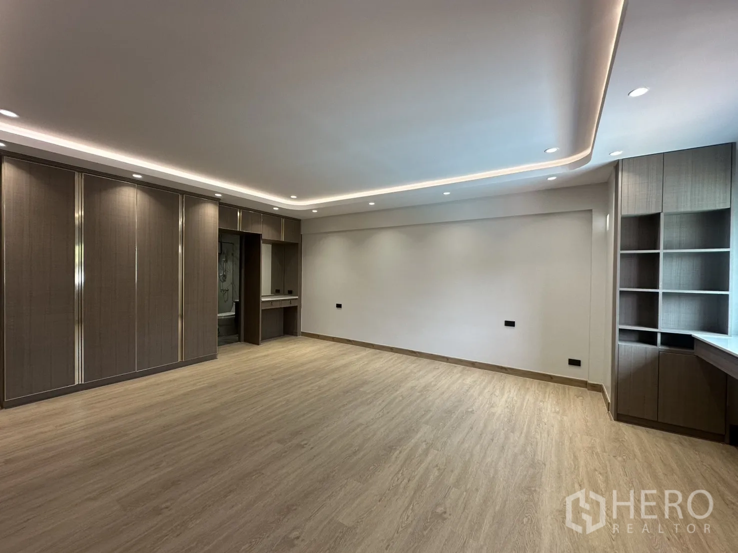 Home Office for rent in Watthana, Bangkok - Large bedroom with extensive closets, shelving and work desk.