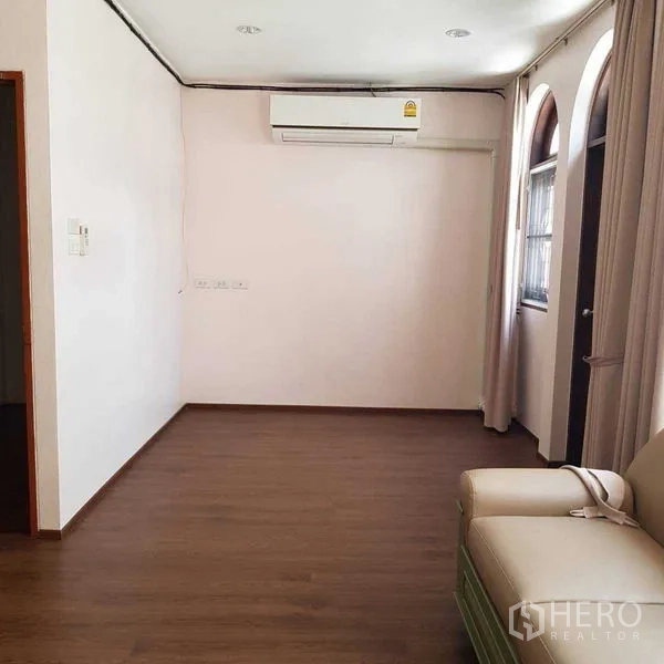 带办公室的家 出租在Watthana, Bangkok - 小起居区，沙发、空调与拱形窗