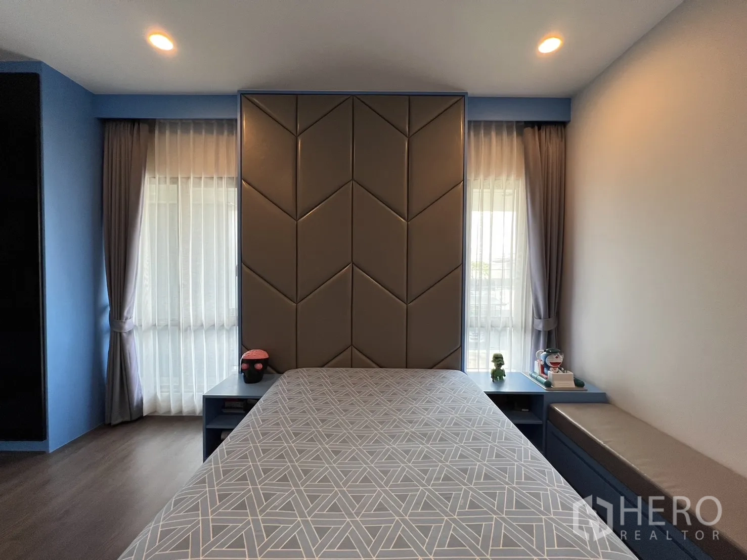 Detached House for rent or sale in Bang Kapi, Bangkok - Third bedroom front view with large windows and bedside shelving.