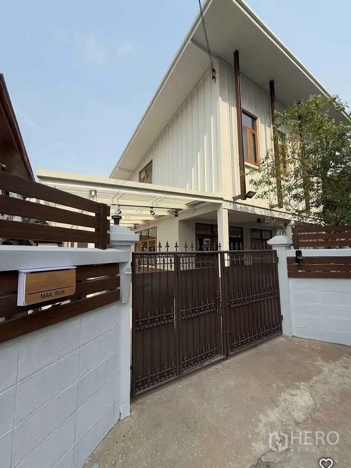 独立式住宅 出租在Khlong Toei, Bangkok - 两层独栋住宅正门外观，高斜屋顶、木栅栏与铁艺大门。