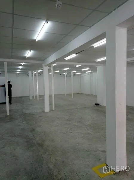 Warehouse for rent in Sathon, Bangkok - Open-plan warehouse floor with multiple support columns and bright strip lighting.