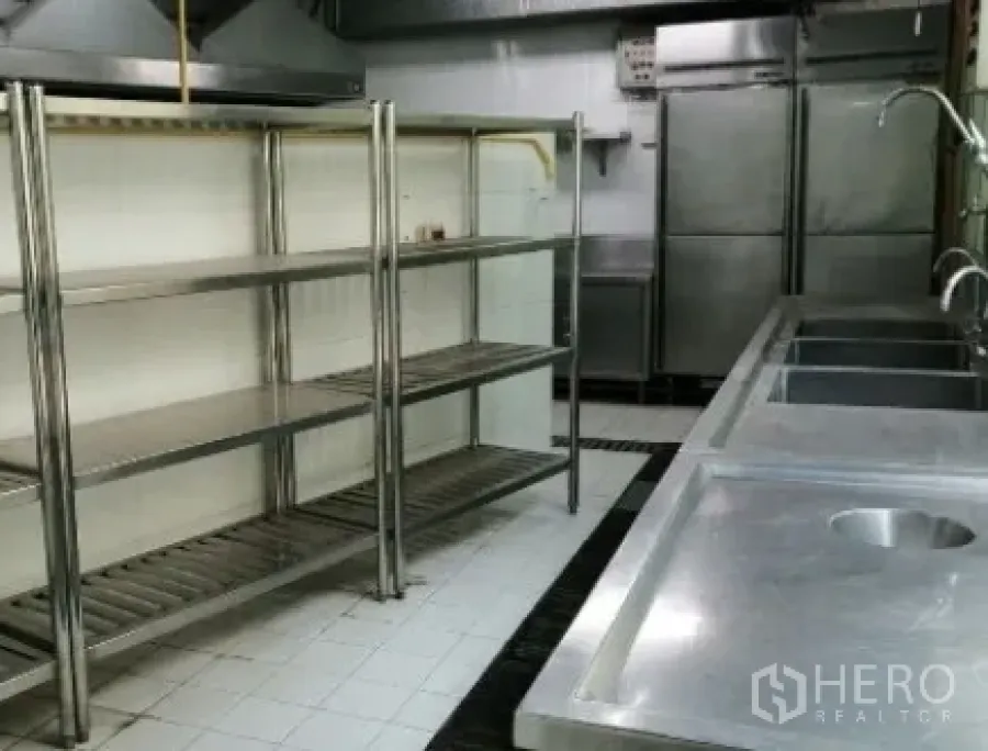 Retail Space for rent in Phra Khanong, Bangkok - Stainless steel sinks, open shelving, and commercial refrigerators in a prep area