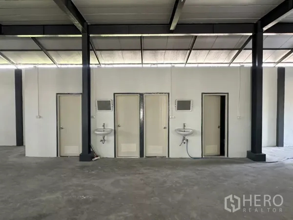 Warehouse for rent in Prawet, Bangkok - Ground-floor restrooms with sinks inside the warehouse.