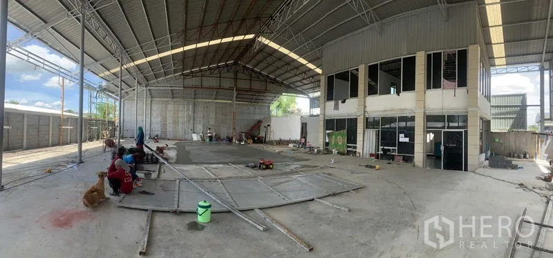 Warehouse for rent in Khlong Luang, Pathum Thani - Panoramic view of the warehouse showing the two-storey office and expansive floor space.