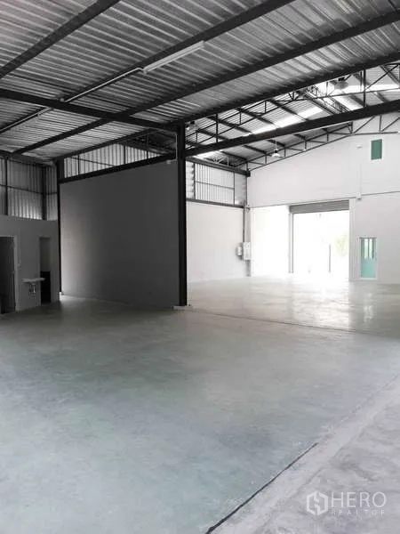 Factory for rent or sale in Ban Phaeo, Samut Sakhon - Open-plan factory floor with wide loading entrance bringing in natural light