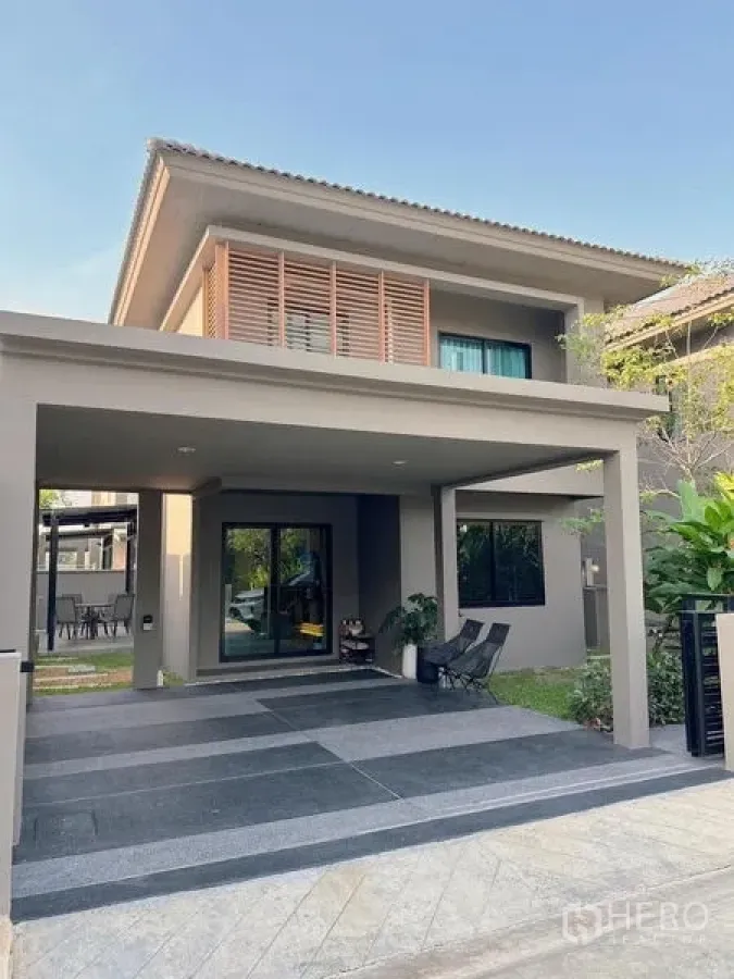 独立式住宅 出售 - 现代两层独栋别墅外观，带双车位有顶车棚与前庭小草坪