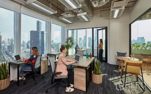 Office Space for rent in Pathum Wan, Bangkok - Private office with large windows, city skyline views and modern desks.