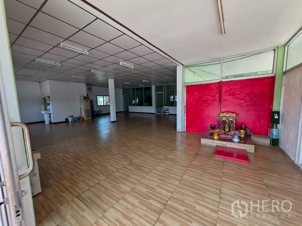 Factory for rent in Mueang Samut Sakhon, Samut Sakhon - Large office lobby with wood‑look tile flooring, drop ceiling and glass partitions.