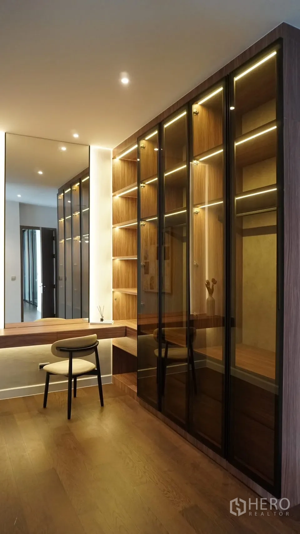 Detached House for rent or sale in Bang Kapi, Bangkok - Corridor-style closet with open shelving and full-height drapes.