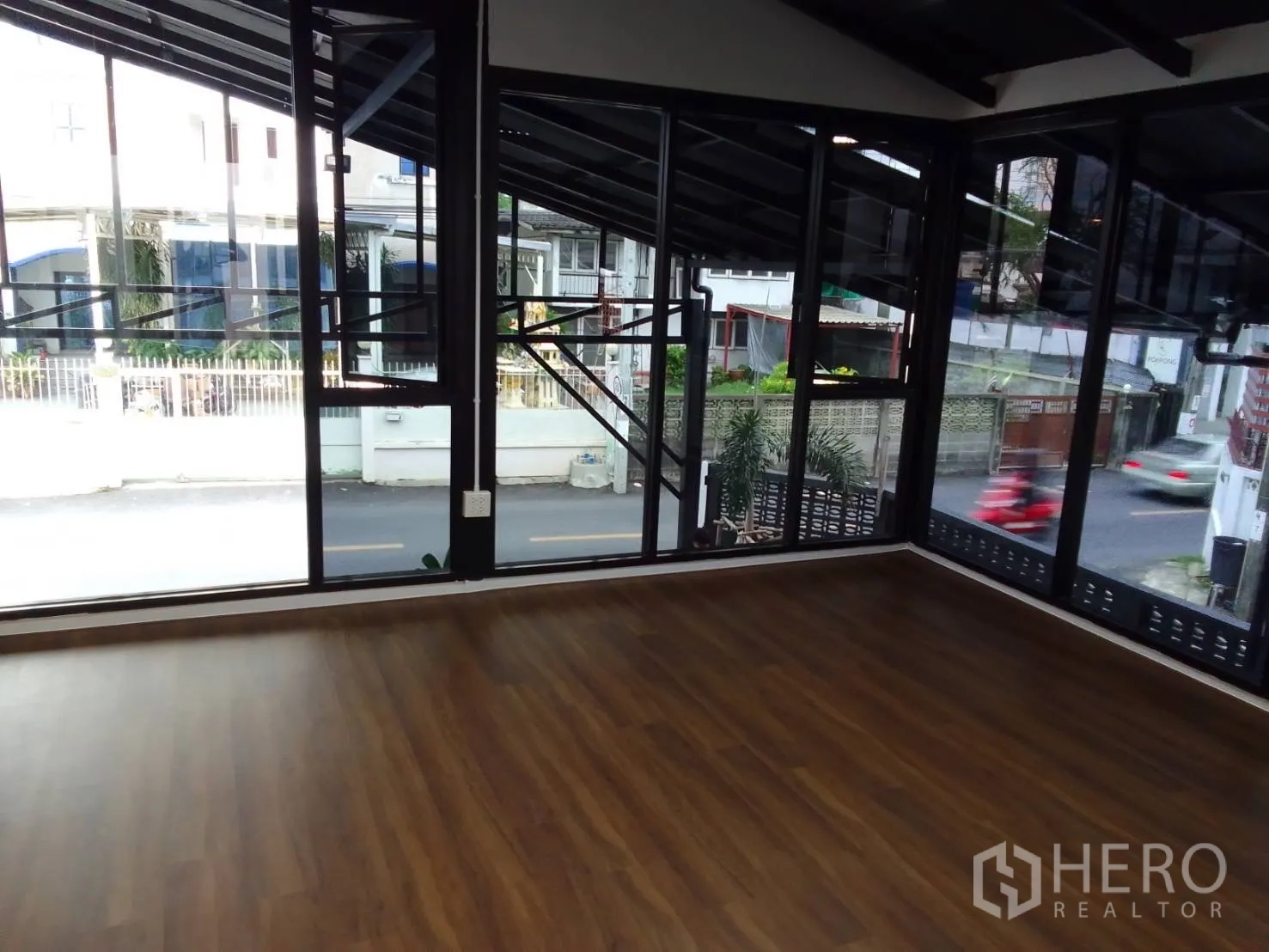 สำนักงานที่บ้าน ให้เช่าในWang Thonglang, Bangkok - ห้องทำงานมุมกระจกเต็มบาน พื้นไม้ ให้แสงธรรมชาติ