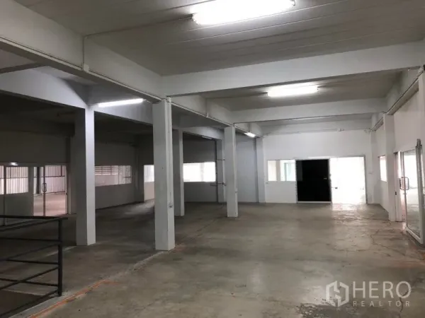 货栈 出租在Khlong Sam Wa, Bangkok - 宽敞仓库楼层，混凝土地坪、白色立柱与明亮灯带。
