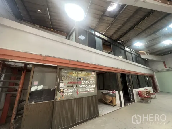 货栈 出租在Khlong Toei, Bangkok - 夹层办公室与一层房间，带玻璃窗与钢梁结构。
