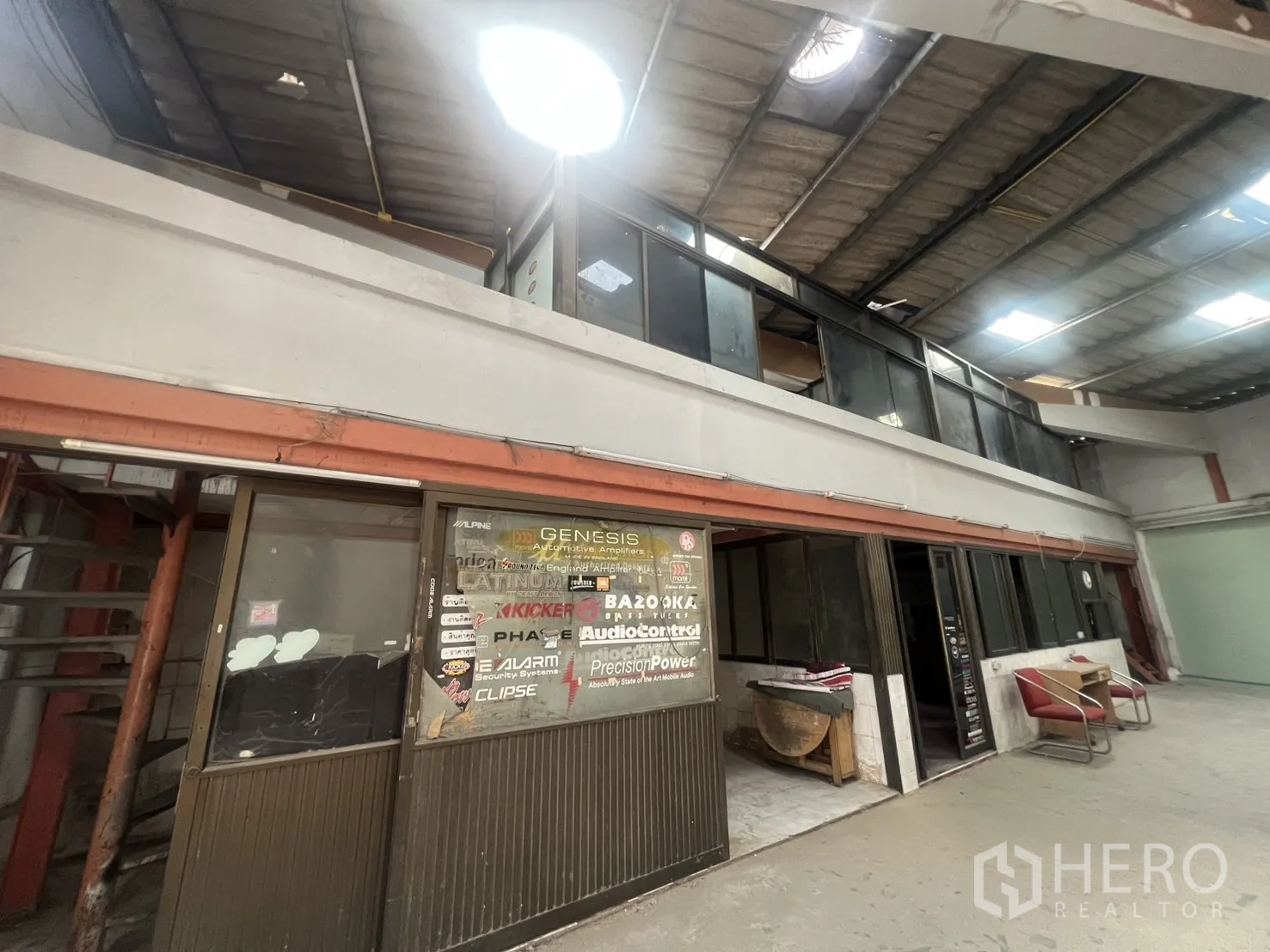 货栈 出租在Khlong Toei, Bangkok - 夹层办公室与一层房间，带玻璃窗与钢梁结构。