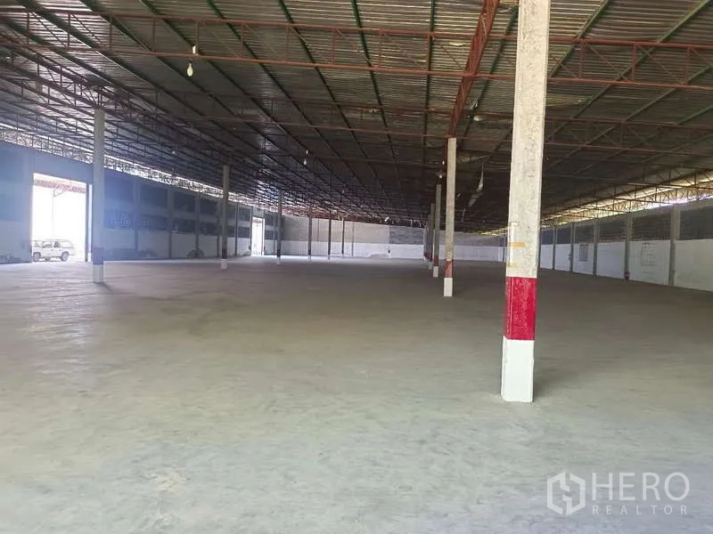Warehouse for rent in Mueang Rayong, Rayong - Large storage hall with high ceiling, evenly spaced columns and concrete floor.