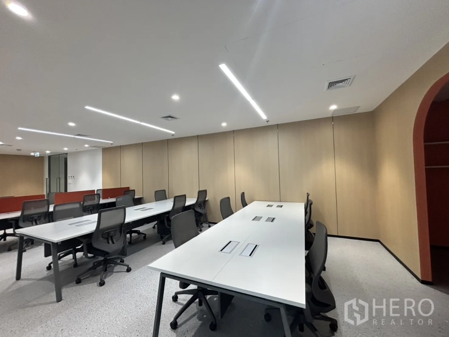 Office Space for rent in Huai Khwang, Bangkok - Open-plan office with bench desks, ergonomic chairs and linear LED lighting.