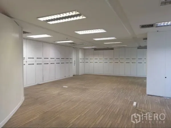 办公空间 出租在Chatuchak, Bangkok - 宽敞开放办公区，明亮吊顶灯，整面白色高柜收纳。