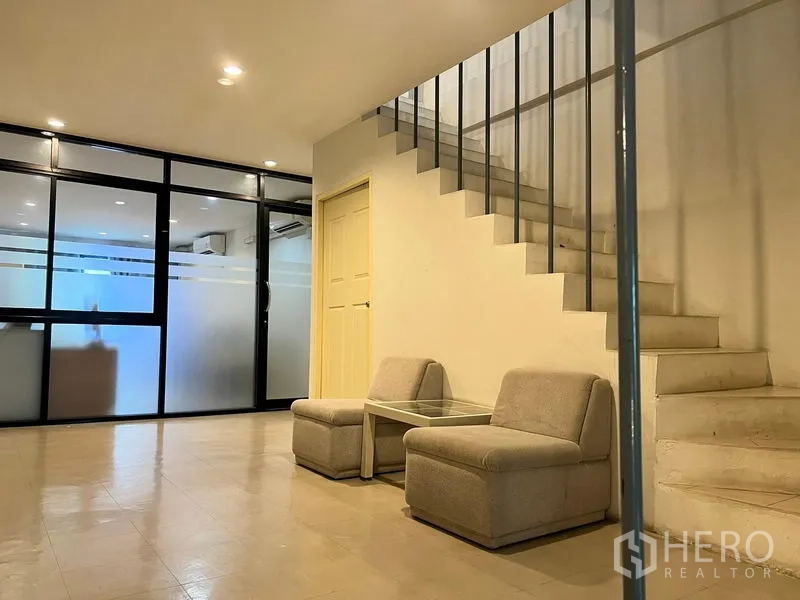 店屋 出租在Watthana, Bangkok - 夹层走廊，玻璃隔断办公室与楼梯旁座椅