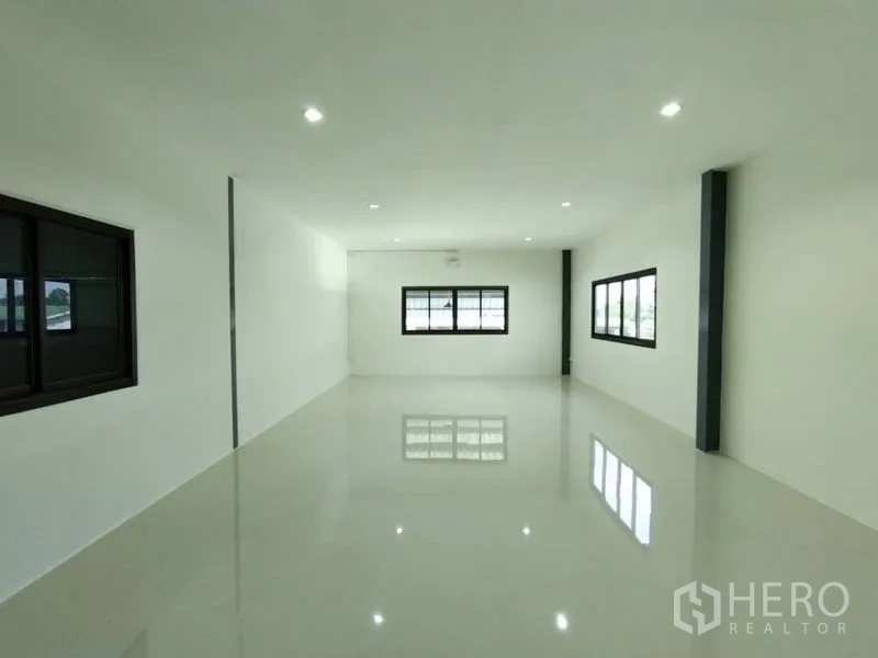货栈 出租在Bang Phli, Samut Prakan - 明亮办公室楼层，嵌入式照明与多扇窗户引入自然光。